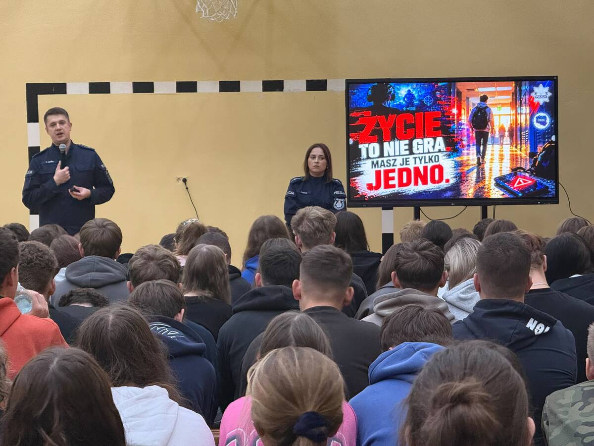 Profilaktyczne spotkania policjantów z uczniami w Iłży i Łączanach