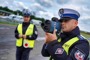 policjant mierzący prędkość