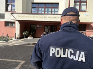 policjanci przed szkołą