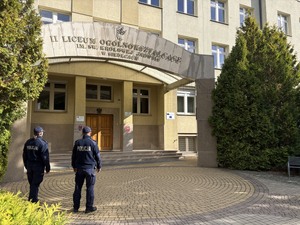 policja przed szkołą
