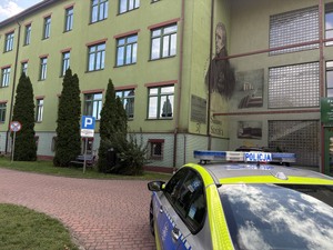 policja przed szkołą