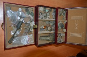 Policjanci z Komisariatu Policji w Skórcu zabezpieczyli narkotyki, amunicję i kilkaset starych monet.