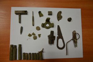 Policjanci z Komisariatu Policji w Skórcu zabezpieczyli narkotyki, amunicję i kilkaset starych monet.