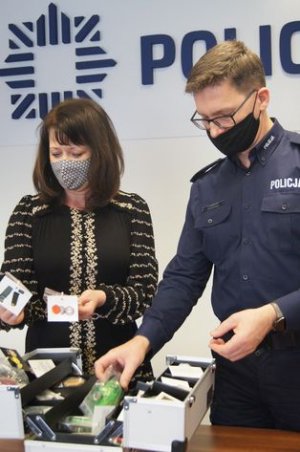 Komenda Miejska Policji w Siedlcach otrzymała edukacyjną walizkę narkotykową