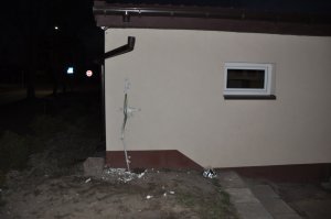 Pijany mężczyzna uszkodził paczkomat oraz budynek - straty to kilka tysięcy złotych