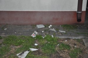 Pijany mężczyzna uszkodził paczkomat oraz budynek - straty to kilka tysięcy złotych