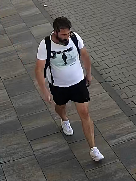 Policja w Siedlcach szuka mężczyzny w sprawie złotej bransoletki