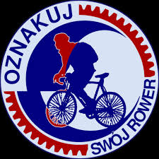 okrągły znaczek graficzny w kolorze biało czerwono niebieskim, wewnątrz którego narysowana jest postać mężczyzny jadącego na rowerze, na górze oraz na dole widnieje napis &quot;oznakuj swój rower&quot;