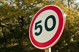 znak drogowy &quot;ograniczenie prędkości do 50km/h&quot;