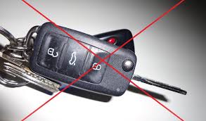 zdjęcie przedstawia przekreślony kluczyk do samochodu
