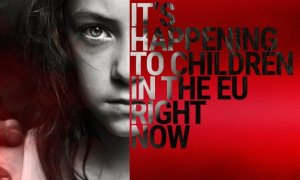 zdjęcie przedstawia twarz dziewczyny w kolorze czarno białym. Na połowie jej twarzy widnieje napis w jęz angielskim &quot;Its happening to children in the EU right now&quot;