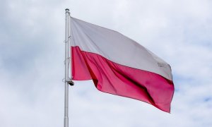 zdjęcie przedstawia flagę Polski w kolorach biało czerwonych na tle nieba