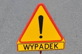 zdjęcie przedstawia znak drogowy w postaci żółtego trójkąta ostrzegawczego z napisem &quot;Wypadek&quot;