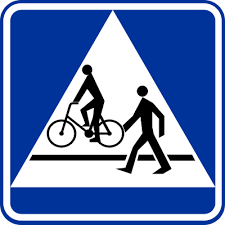 znak drogowy w kształcie trójkąta koloru niebieskiego z umieszczonym wizerunkiem rowerzysty i pieszego
