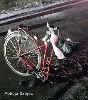Zdjęcie z miejsca wypadku drogowego. Uszkodzony rower.