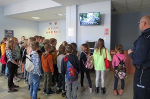 Dzieci z Drwalewa odwiedziły grójecką komendę