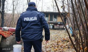 Policjanci sprawdzają pustostany foto Policja.pl