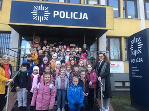 Uczniowie z PSP nr 4 w Kozienicach przed budynkiem Komendy Powiatowej Policji w Kozienicach