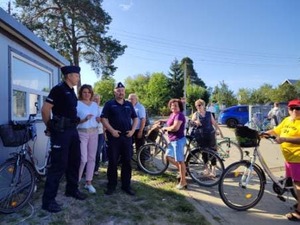 Znakowanie rowerów przez policjantów z Kozienice oraz dzielnicowego z Gniewoszowa w Garbatce Letnisko