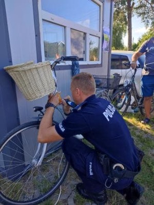 Znakowanie rowerów przez policjantów z Kozienice oraz dzielnicowego z Gniewoszowa w Garbatce Letnisko