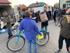 Komendant z KP w Gniewoszowie kom. Artur Leszczyński wspólnie z Wójtem Gminy Gniewoszów Arturem Gac rozdawali odblaski