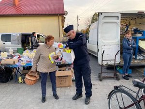 Komendant z KP w Gniewoszowie kom. Artur Leszczyński wspólnie z Wójtem Gminy Gniewoszów Arturem Gac rozdawali odblaski