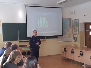 Europejski Dzień Walki z Handlem Ludźmi spotkanie Policjantów z uczniami w I LO w Kozienicach