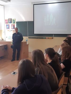 Europejski Dzień Walki z Handlem Ludźmi spotkanie Policjantów z uczniami w I LO w Kozienicach
