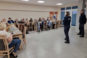Spotkanie policjantów z seniorami w Głowaczowie