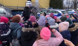 przedszkolaki z wizytą w Komendzie Powiatowej Policji w Kozienicach
