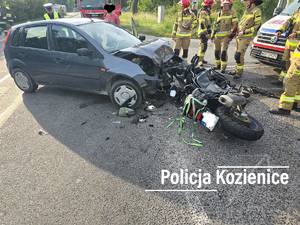 Zdarzenie drogowe osobówki i motocyklisty