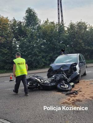 Zdarzenie drogowe osobówki i motocyklisty