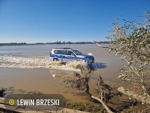 Policjanci z Kozienic pomagają na terenach powodziowych