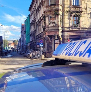 Policjanci z Kozienic pomagają na terenach powodziowych