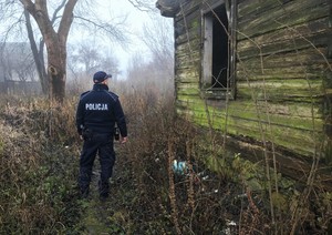 Policjanci sprawdzają pustostany