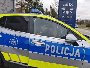 Przekazanie nowego radiowozu dla Komisariatu Policji w Gniewoszowie