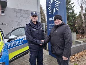 Przekazanie nowego radiowozu dla Komisariatu Policji w Gniewoszowie