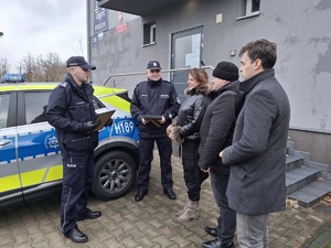 Przekazanie nowego radiowozu dla Komisariatu Policji w Gniewoszowie