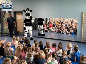 Policyjna zebra z wizyta u przedszkolaków