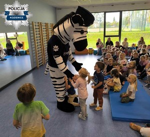 Policyjna zebra z wizyta u przedszkolaków