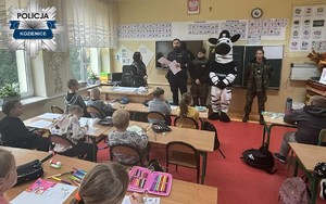 Policjanci odwiedzili szkoły podstawowe z maskotką zebrą