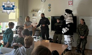 Policjanci odwiedzili szkoły podstawowe z maskotką zebrą