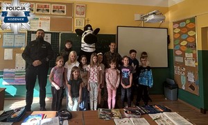 Policjanci odwiedzili szkoły podstawowe z maskotką zebrą
