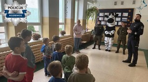 Policjanci odwiedzili szkoły podstawowe z maskotką zebrą