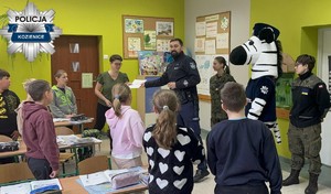Policjanci odwiedzili szkoły podstawowe z maskotką zebrą