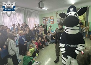 Policjanci odwiedzili szkoły podstawowe z maskotką zebrą