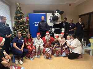 Policyjny Mikołaj i zebra Ziko odwiedzili dzieci w szpitalu.