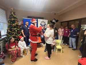 Policyjny Mikołaj i zebra Ziko odwiedzili dzieci w szpitalu.