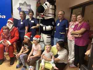 Policyjny Mikołaj i zebra Ziko odwiedzili dzieci w szpitalu.