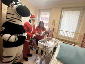 Policyjny Mikołaj i zebra Ziko odwiedzili dzieci w szpitalu.